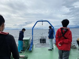 多筒採水器を降ろす様子。数人で運んでウインチで降ろしていきます。