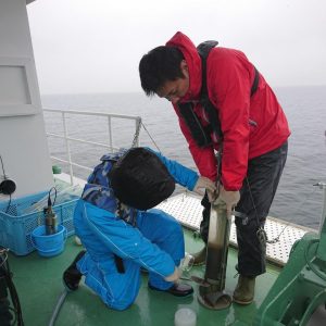 柱状採泥器での採泥の様子(写真は過去のものです)