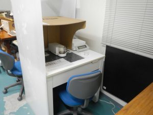 意外にも、注目の的だったのはこちらの天秤台。 劣悪な環境にもかかわらず、全く秤量値がぶれることなく優秀です。「オーダーメイド？自作？」と聞かれましたが、かなり昔からあるので出自は不明です。