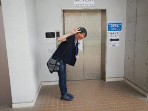 研修会場に向かうエレベーター前にて